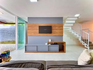 Casa Completa com Churrasqueira Wi-Fi e Garagem para 2 Carros a 400m da PRAIA Acomoda 8 Pessoas, 3 suites com Ar-Condicionado