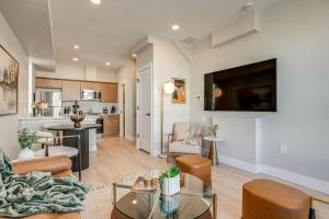 Modern Denver Gem Near DU, Parks and Shops!