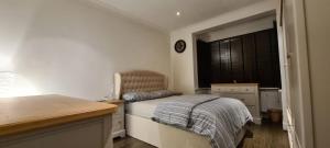 Bright & Peaceful Master Bedroom in Barkingside