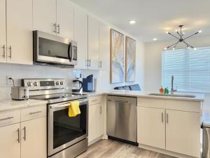 Modern 1-Bedroom Condo in Downtown Atlanta 525Pkwy517