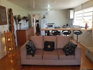 CASA FULL, Centro, 130m quadrados, 9 Pessoas, Wi-Fi, 3 Quartos, Cozinha e Sala Integrados, 2 Banheiros, Varanda, Garagem Coberta 1 carro, Estacionamento Interno 3 Carros, Churrasqueira, Lareira de Alta Performance, Fogão de Ferro