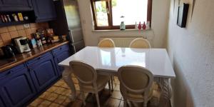 Komfort Ferienwohnung 95qm, mit 800qm umzäunten Garten, 4 Schlafzimmer, eigene Küche, Bad, WC, großes Wohnzimmer und Garten Pavilion, Gratis WiFi und Parkplätze, ruhige Top Lage,