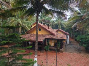 Wood House Near Isha And Karunya University by Shivalaya