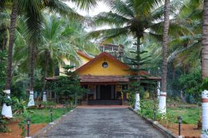 Wood House Near Isha And Karunya University by Shivalaya