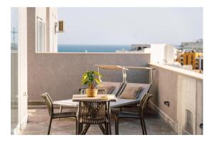 Exclusive Corner Penthouse with Terrace - by HostMT