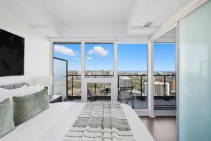 Bright 2BR Downtown Toronto Condo