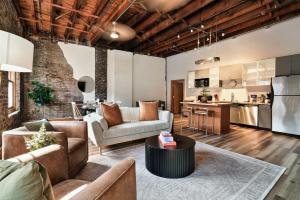 Soaring Designer Ceiling Condo near Market Square