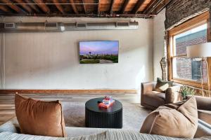 Soaring Designer Ceiling Condo near Market Square