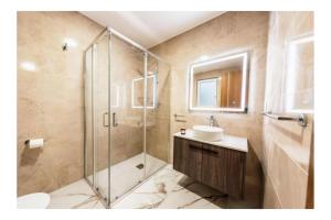 Corner Spacious 2BR Apartment - by HostMT