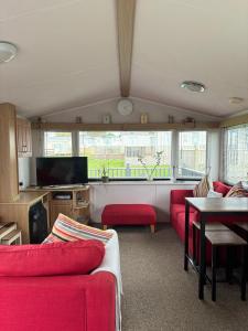 Family-Friendly 3-Bed Caravan Recently Renovated on Seven Bays Holiday Park, Padstow