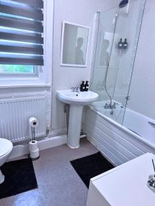 Chatham Home for 4, Walk to Hospital & Free driveway Parking