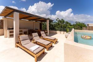 Luxe 3BR Penthouse with Rooftop Pool & Jungle Panorama & Plunge Pool