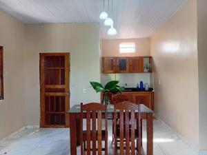 Casa com wifi, ar cond, 2 quartos, garagem e depósito