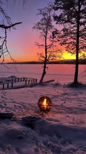 Cozy Arctic Lakeside Cottage with private sauna