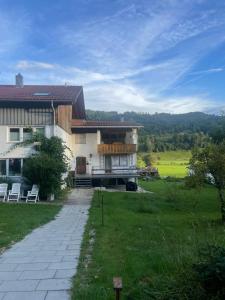 Alpino STAY Geräumige Ferienwohnung am Alpsee mit Garten