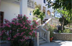 2 Bedroom Cozy Apartment In Sveti Juraj