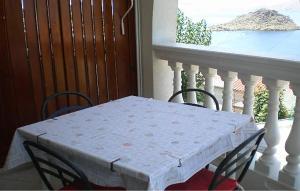 2 Bedroom Cozy Apartment In Sveti Juraj