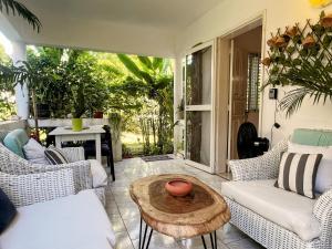 Charming 1 bdr apt w pool 5min Popi beach