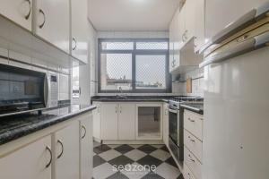 Apto em frente à Praça Gov. Celso Ramos RMI1101