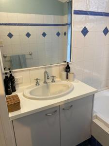 Cheerful Sunny Garden Close Fremantle Netflix Wine