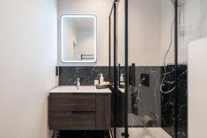 New Old Town flat, Free Parking, TV, Work desk, Monitor, AC, Security