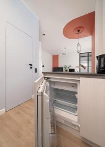 New Old Town flat, Free Parking, TV, Work desk, Monitor, AC, Security