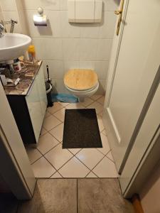 1 chambre jaune dans une maison privé