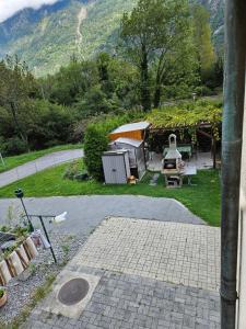 1 chambre jaune dans une maison privé