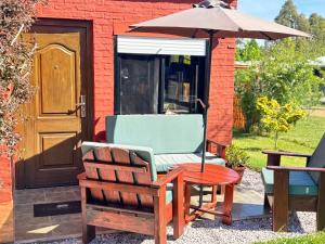 Casa moderna con piscina climatizada a metros del mar y las sierras en Bella Vista-Piriapolis