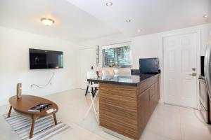 GroveO6 10 minutes from the Beach