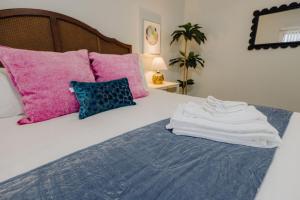 Centrally Located King Bed Midtown Liberty 2695