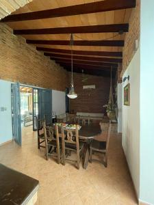 Casa con amplio patio y piscina