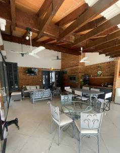 Casa con amplio patio y piscina