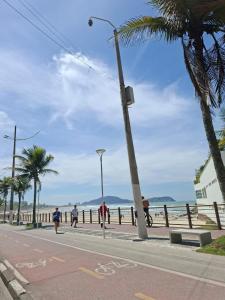 Apartamento com Piscina a 9 Minutos a Pé da Praia!