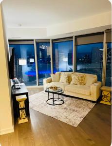 Luxe 2BR in Downtown Toronto with CN Tower Views