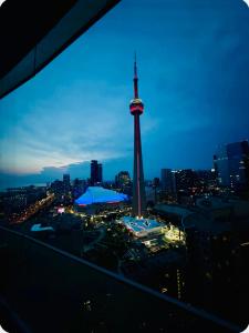 Luxe 2BR in Downtown Toronto with CN Tower Views