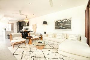 Chic 2BR Villas, Brawah, 300m to Coastal Bliss