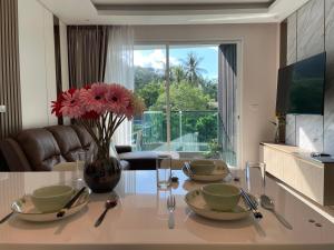 Bright Modern 2BR Condo Near Central with Pool, Gym & Mountain View