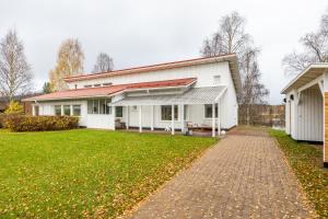 Lakeside Aurora Retreat By BookLapland