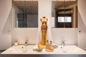 Lakeside Aurora Retreat By BookLapland