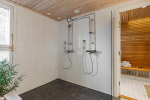 Lakeside Aurora Retreat By BookLapland