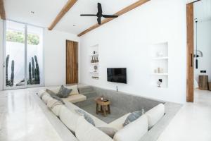 Vibrant 2BR Villa, 4min to Bingins Beach Bliss