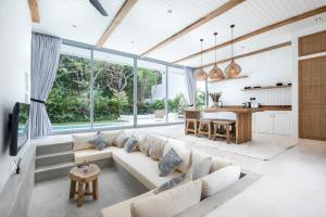 Vibrant 2BR Villa, 4min to Bingins Beach Bliss