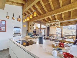 Chalet de Luxe avec Accès Pistes, Jacuzzi et Garage - FR-1-344-1094