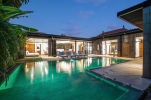 Brand New 5 BR Villa Enclosed Living room Canggu
