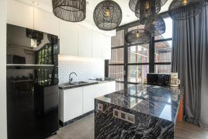 New 5BR Villa, Enclosed Lounge, Canggu Oasis