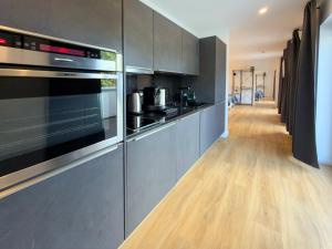 ImmoStay #3 - Penthouse mit zwei Balkonen & Seeblick, Parking & WiFi