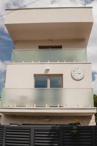 White House Iris Cluj Napoca - Apartament 2 - parcare gratuita, self check in 24h, aeroport 15 minute !