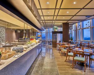 Hyatt Regency Shenzhen Yantian, Delightful Sea View, 5200m2 Fitness Center, heated swimming pool, near Lighthouse Library, Dameisha & Xiaomeisha, Liantang Port to Hong Kong