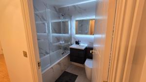 2 Bed Stylish Interiors 25min to Central London